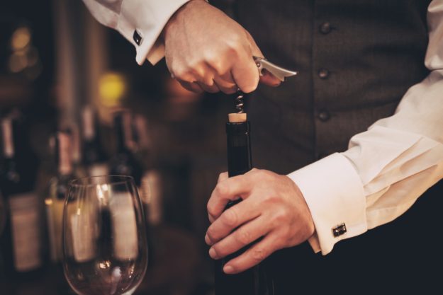 Weinprobe Salzburg – Rotweinflasche öffnen