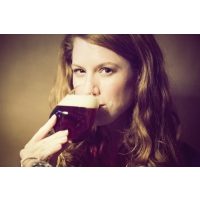 Bierproben-Gutschein – Frau verkostet dunkles Bier