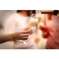 Schaumwein-Tasting Salzburg – Frau lässt nachschenken