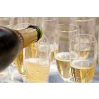 Schaumwein-Tasting Salzburg – Champagner wird eingeschenkt