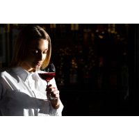 Wein-Tasting Salzburg – junge Frau genießt Rotwein