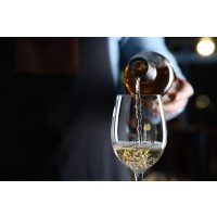 Wein-Tasting Salzburg – Weißwein wird eingeschenkt