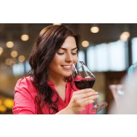 Weinprobe Salzburg – Frau trinkt Merlot