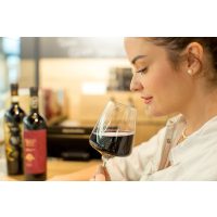 Weinprobe Salzburg – Frau trinkt Wein