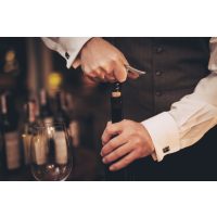 Weinprobe Salzburg – Rotweinflasche öffnen