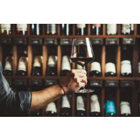 Weinprobe Salzburg – Wein vor dem Weinregal