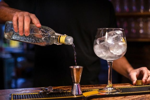 Gin-Tasting Innsbruck – Barkeeper misst Gin ab