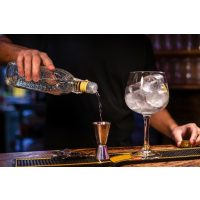 Gin-Tasting Innsbruck – Barkeeper misst Gin ab