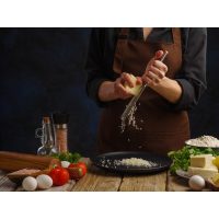 Italienischer Kochkurs Innsbruck: Parmesan reiben