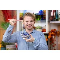 Online-Kochkurs – Julian genießt Ramen-Suppe