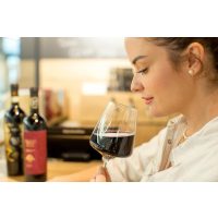 Weinprobe Innsbruck – junge Frau probiert Rotwein